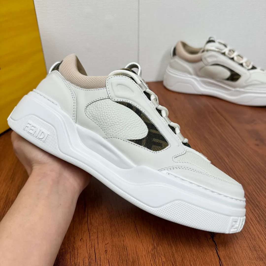 Batch 780 FENDI/FENDI Force men's sports shoes, new thick-soled lightweight lace-up low-top shoes at the counter, made of white full-grain leather and white and brown smooth leather, with padded elements. Brown FF jacquard and yellow technical fabric details. Lightweight, thick white sole with FF graphic details on the toe and heel. Main body of pebbled soft cowhide with Nappa calfskin. Contrasting color multiple composite splicing, extremely modern and youthful, webbing style lace-up hole design, multiple injection molded brand logo plastic modules on the toe, and embroidered FF logo on the side, heavy craftsmanship, full of details, super high quality control and fine workmanship! Full mesh breathable lining, ultra-light TPR foam rubber; molded outsole, lightweight and versatile, non-slip and wear-resistant! Comes with full packaging! Size: 39-40-41-42-43-44 Leather shoe size (can be customized, 38.45 cannot be returned or exchanged) Item number: 7E1728 white brown